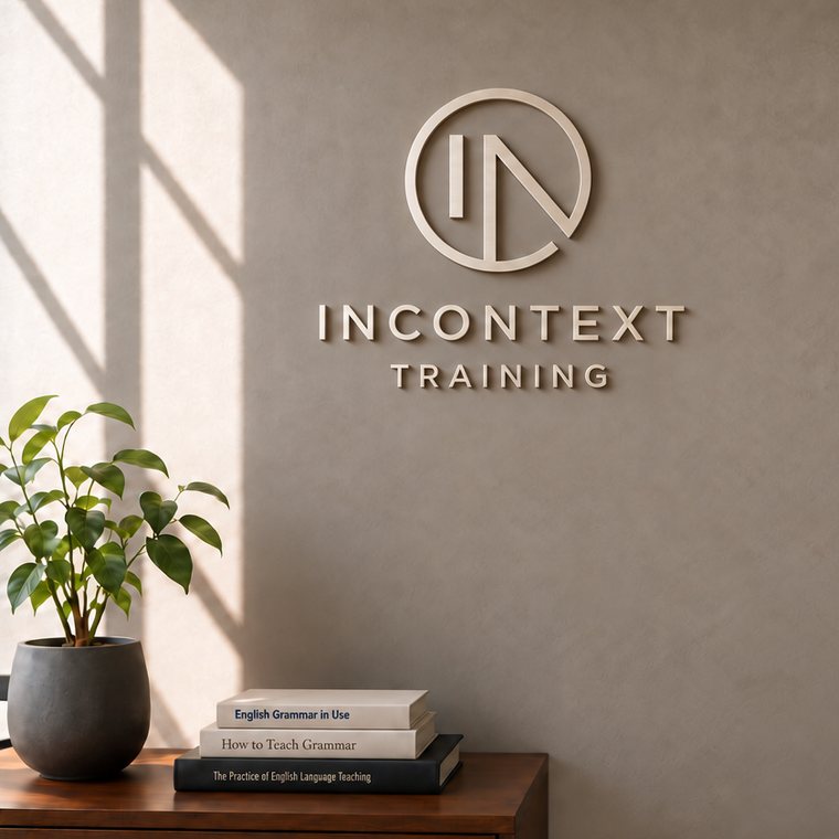 Das InContext-Logo an einer sonnigen Wand, daneben eine Pflanze